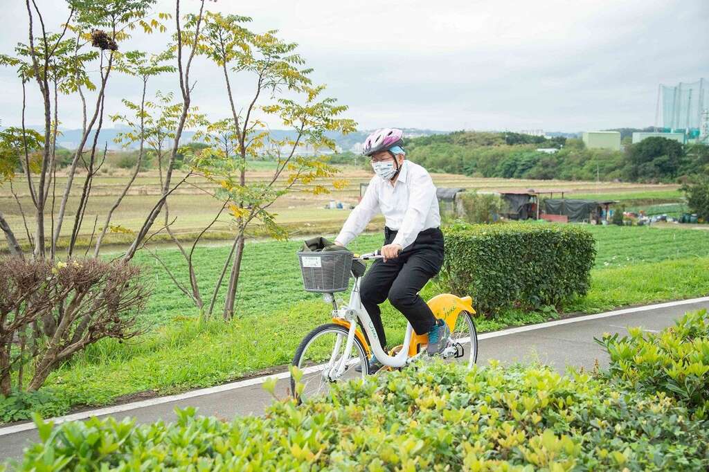 市长骑自行车视察大度路自行车道