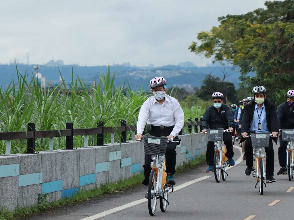 市长骑自行车视察基隆河自行车道