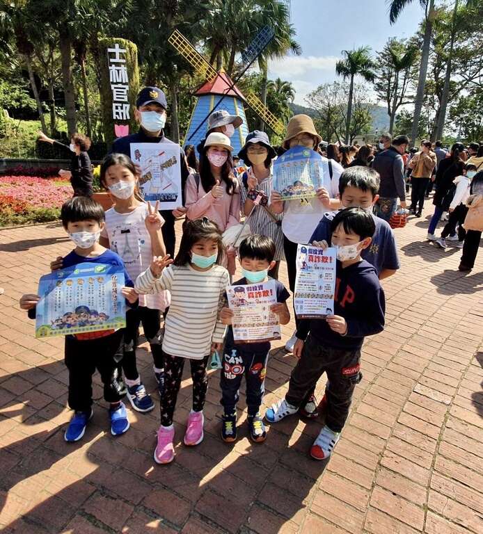 士林官邸鬱金香花海微旅行，保大警「鴿」伴遊宣導防疫、反詐騙及廉潔反賄絡等犯罪預防工作。-小朋友合影