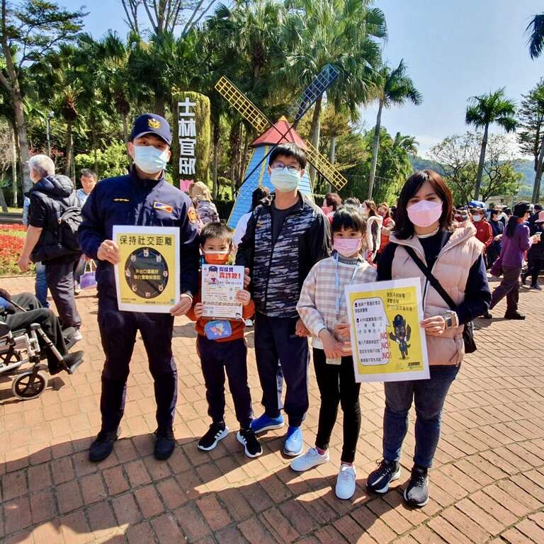 士林官邸鬱金香花海微旅行，保大警「鴿」伴遊宣導防疫、反詐騙及廉潔反賄絡等犯罪預防工作。歡迎民眾前往參觀