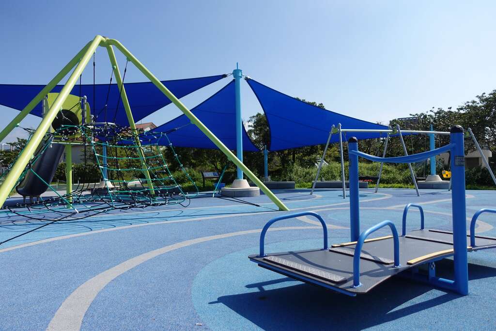 水蓝色的迪化休闲运动公园