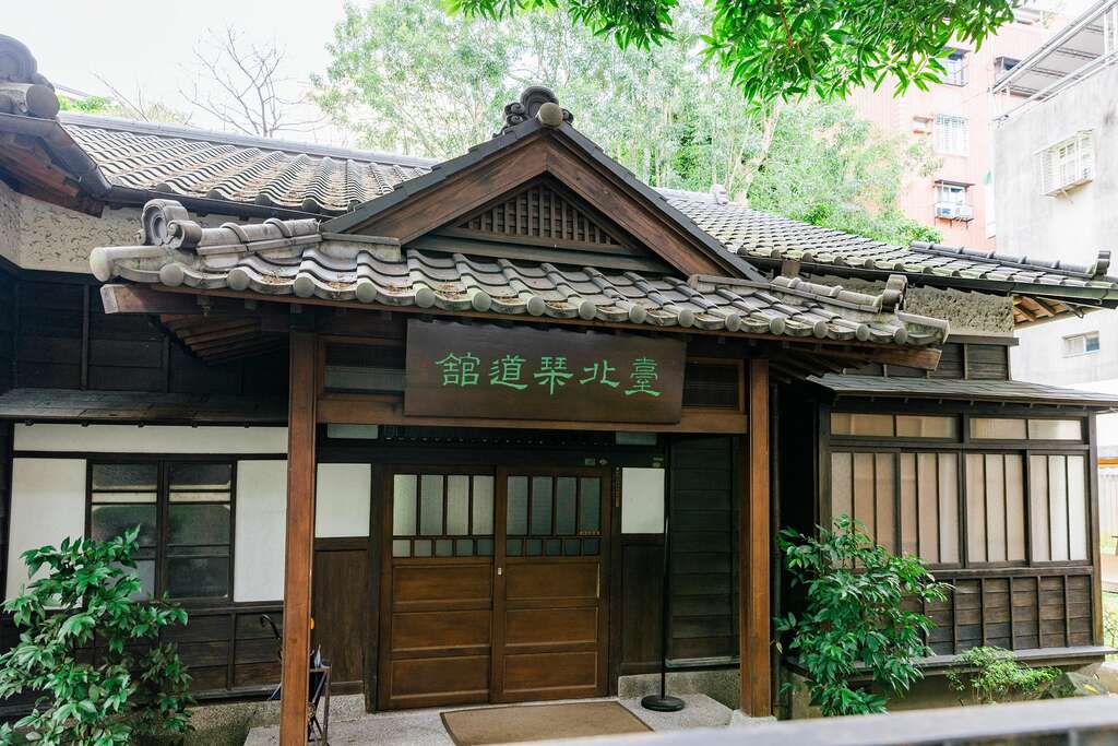 台北琴道館外觀有木柵格紋裝飾的三角形山牆，外觀極為精緻，已被畫為古蹟。(攝影／Jimmy Yang)