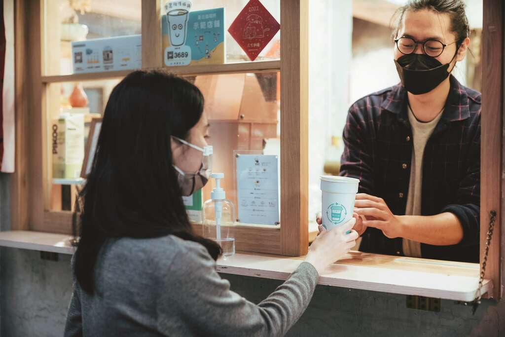 以外带消费为主的咖啡店，利用循环杯盛装饮料，减塑又便利。(摄影 ／ 张晋瑞)