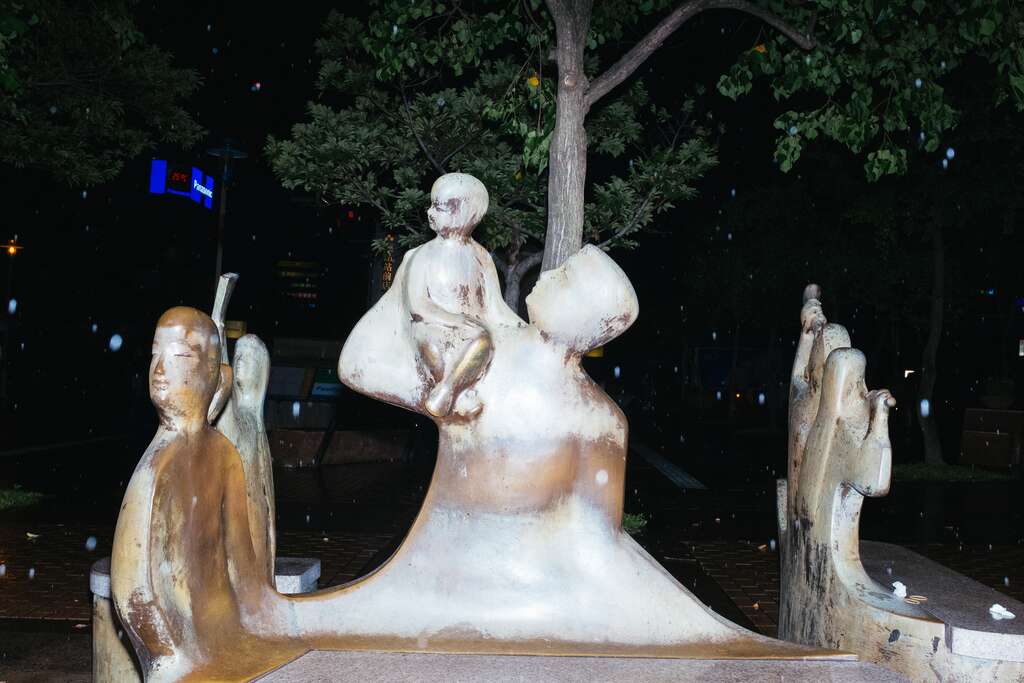 台北车站南侧广场造型雕塑座椅