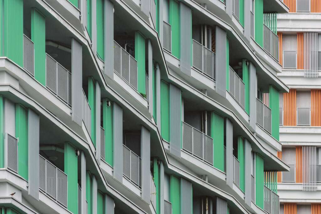 健康社会住宅的外观采用不规则形设计曲面，使空气顺利对流、降低空调需求，融入建筑智慧。（摄影／Aaron p）