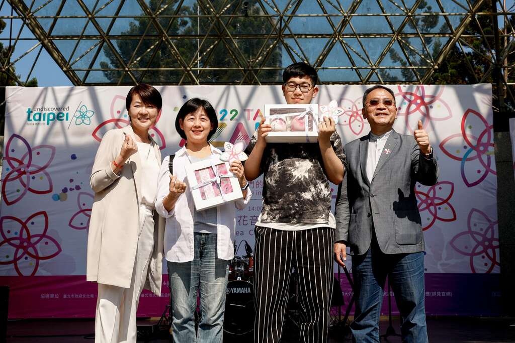 現場抽出兩位幸運民眾獲得杜鵑花季限量商品。
