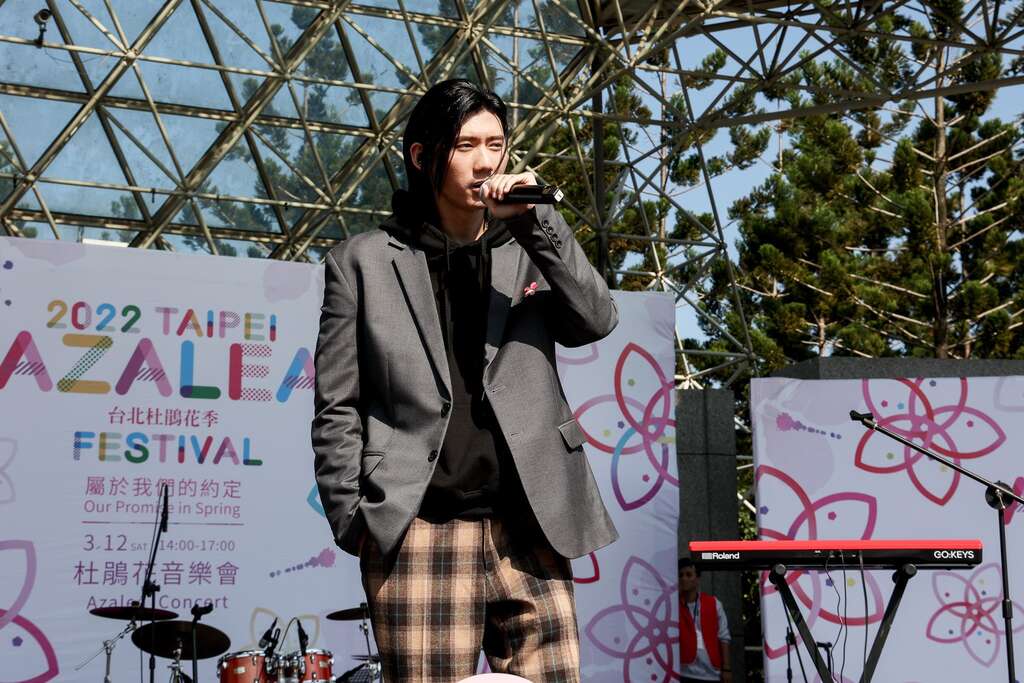 創作王子黃霆睿吸引許多年輕粉絲前來聆聽音樂會。