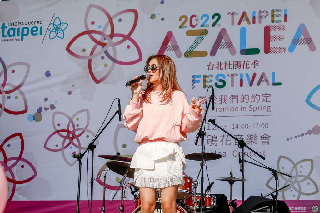 現場民眾沈醉於金曲謎樣新人?te壞特歌聲。