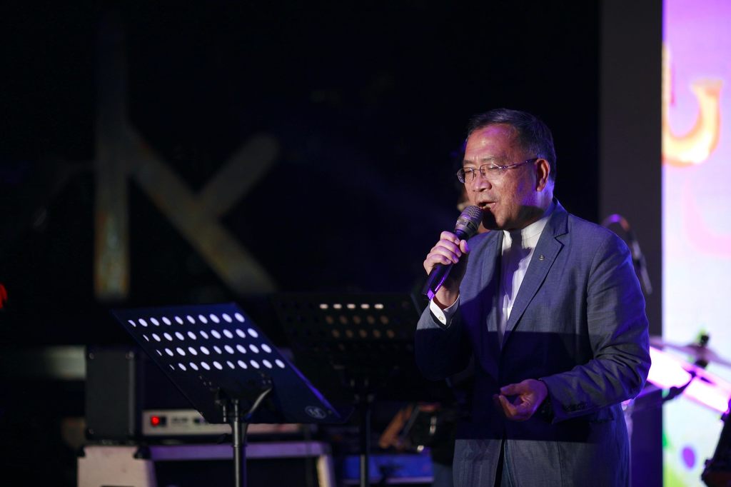 蔡炳坤副市长也献唱多首歌曲炒热现场气氛。