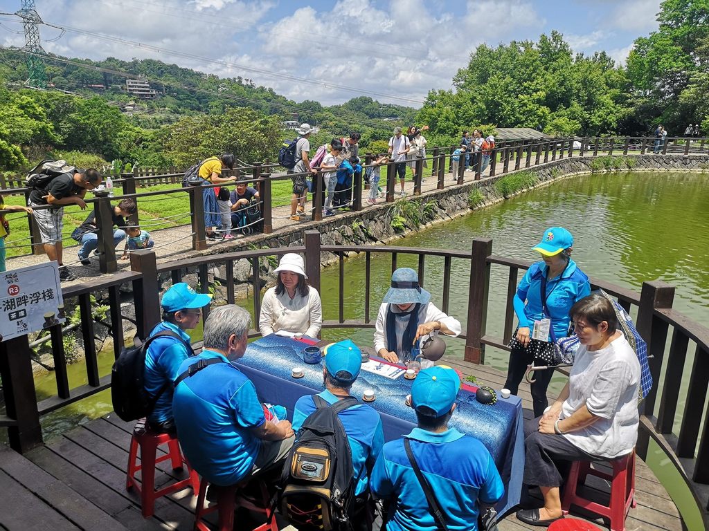民眾於彩雲亭喝茶,享受貓空山林水景風光。