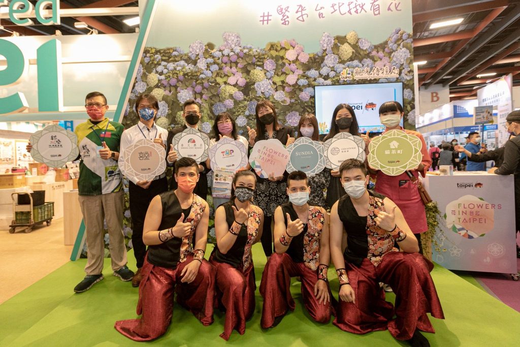 觀傳局李麗珠副局長與台北館參與業者及花響鼓樂團於舞臺區大合照