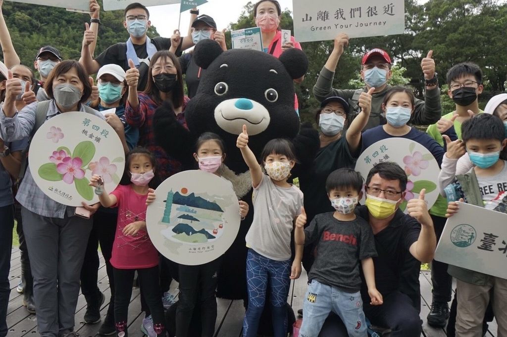 北市觀傳局副局長李麗珠與吉祥物熊讚現身「臺北大縱走7 1段系列活動」第四場體驗活動,頒發完走證書及登山扣環給參與民眾。