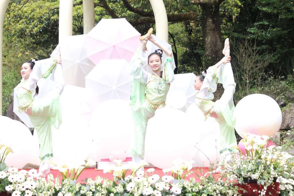 華岡藝校帶來花開花落優美開場演出