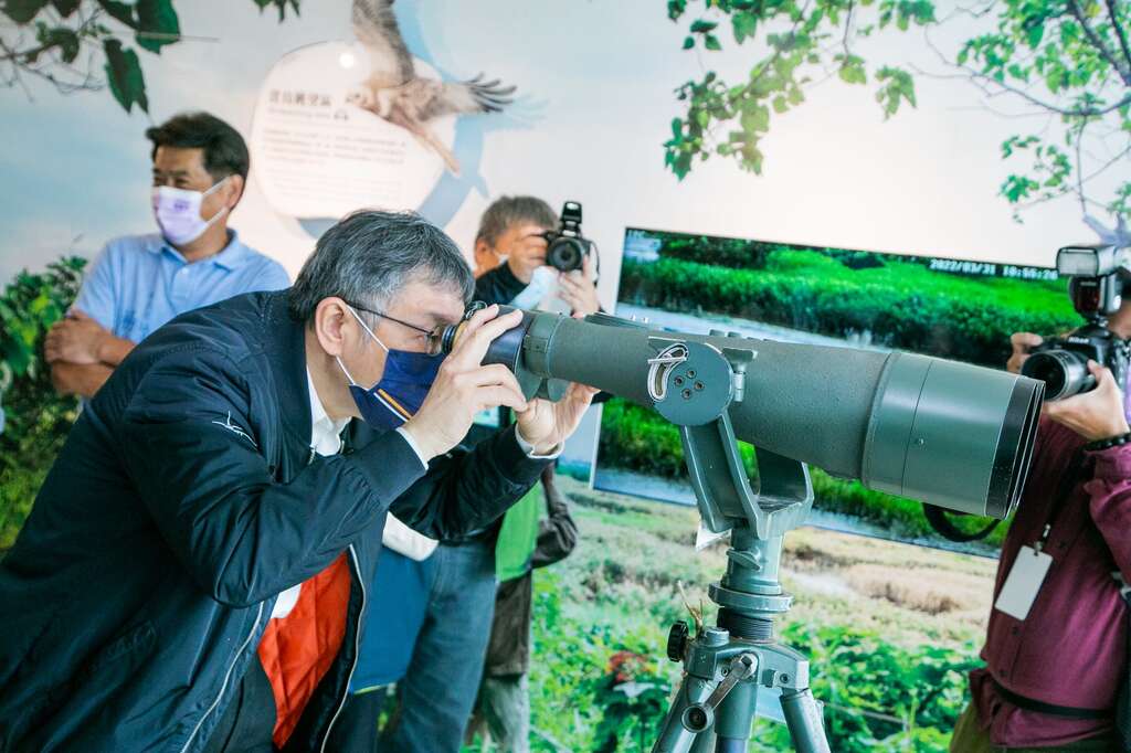 北市政府柯文哲市长使用大型望远镜赏鸟。