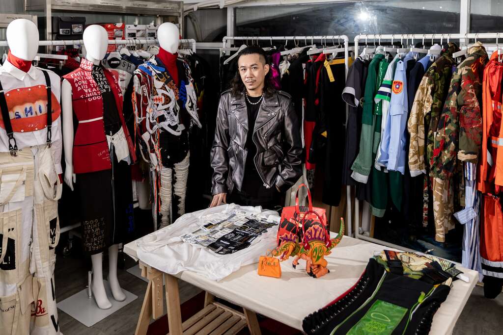 周裕颖的工作室里摆放着各式「升级再造」的时尚作品，让人看见永续时尚的多元可能。（摄影／林冠良）