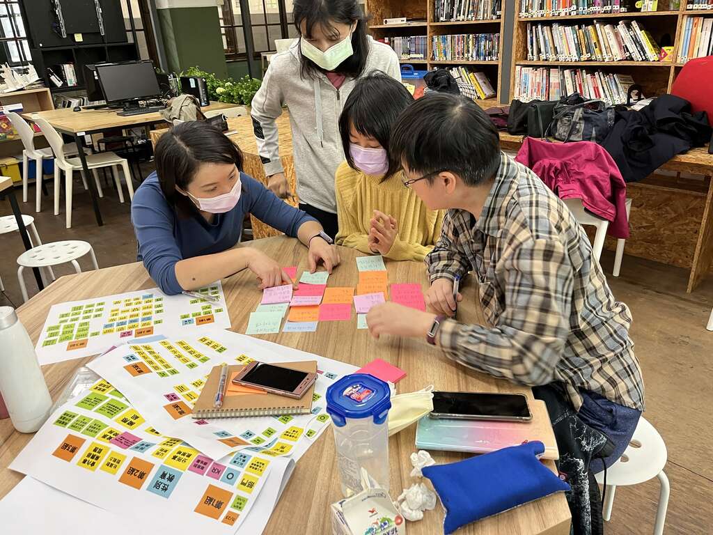 「社会设计」针对需要改善的社会议题，邀请不同领域的专家、设计师混搭组队，共同讨论出各种解决方案。（图／ 5% DESIGN ACTION 社会设计平台）