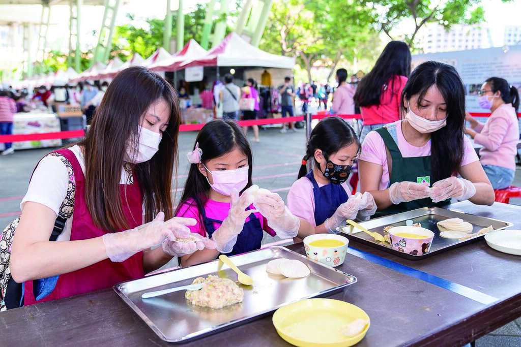 民众参与舞台水饺活动