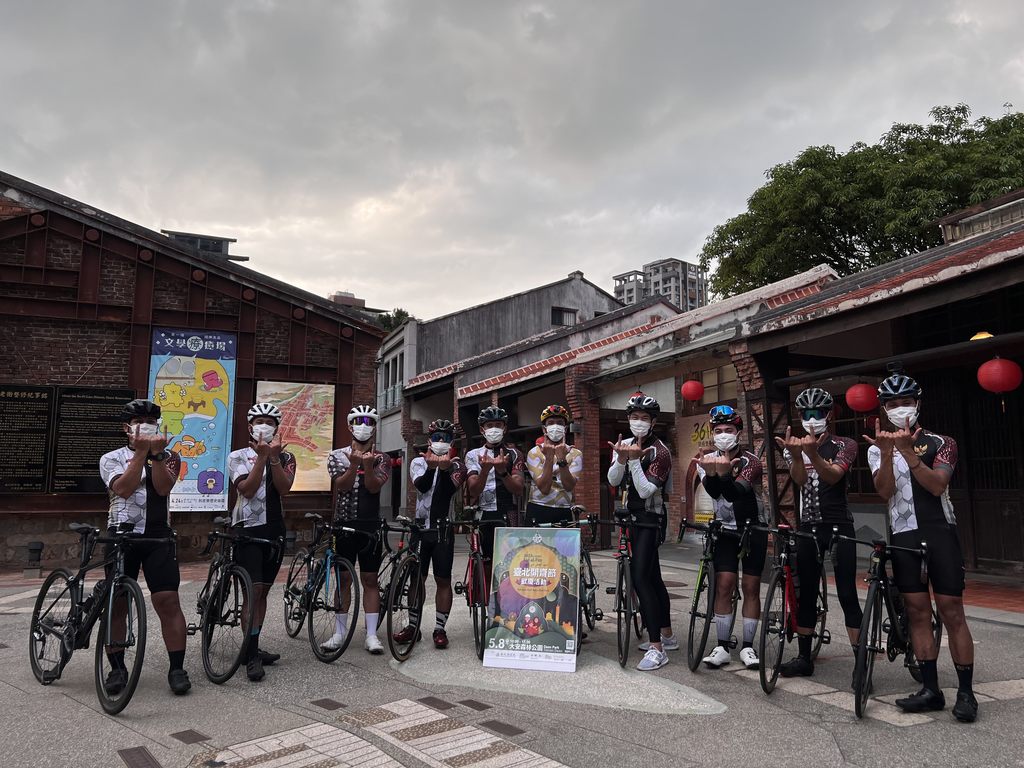 吴俊星与在台印尼移工单车社团骑乘单车畅游台北市
