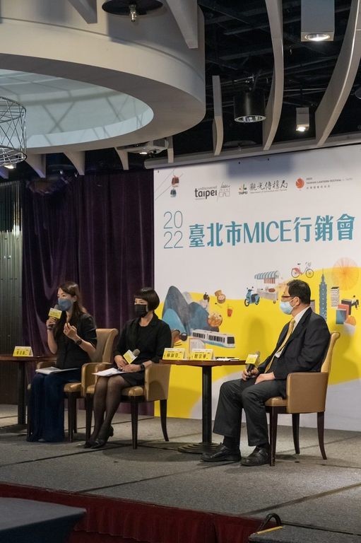 讲者透过专题座谈分享「台湾企业的疫後旅游思维」