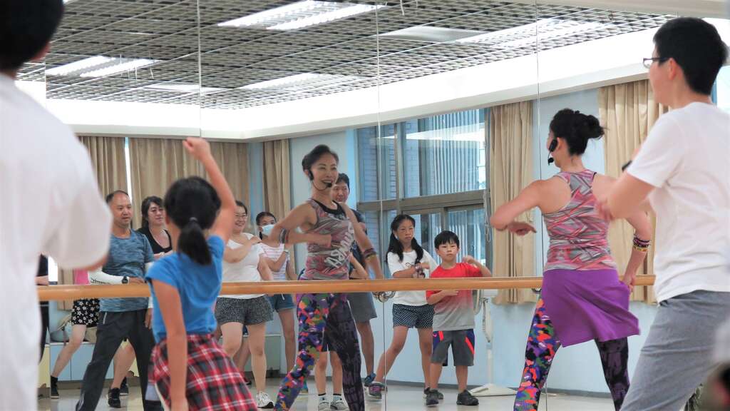 台北市青发处今年母亲节特邀国际教练ANNY老师带领大家体验现今热门的时尚有氧运动-ZUMBA！