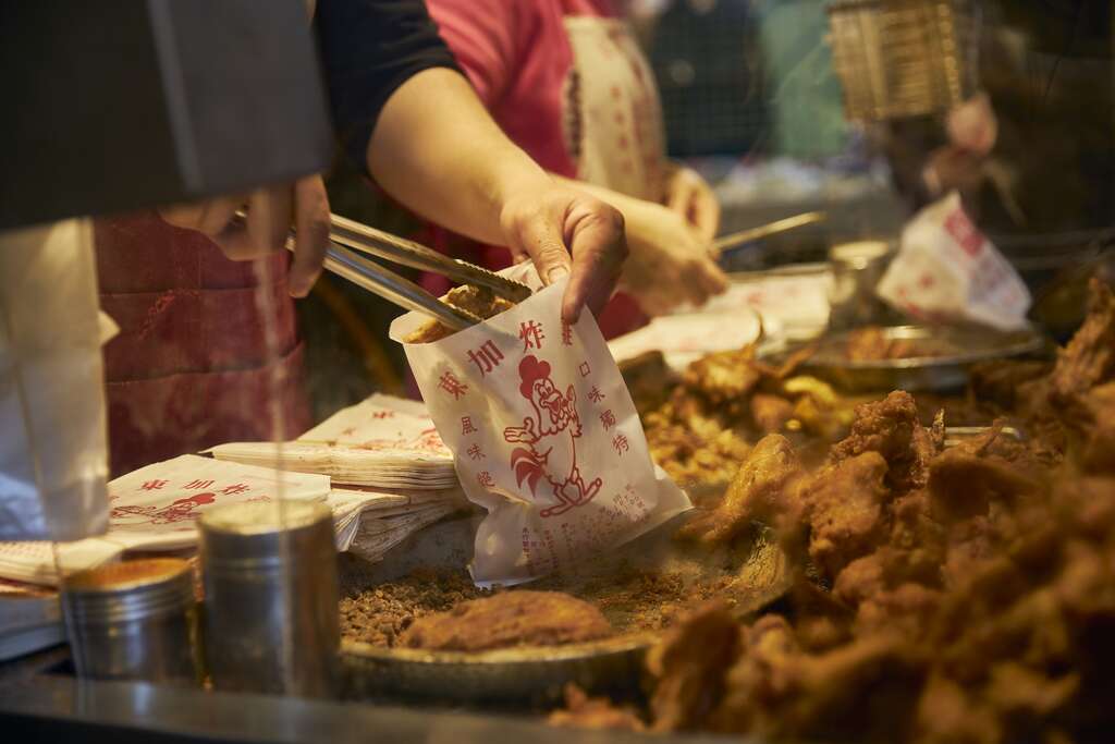 永春市场炸物摊所贩卖的熟食，可以作为上班族的午後点心，也能为下班後的餐桌增色。（摄影／黄政达）