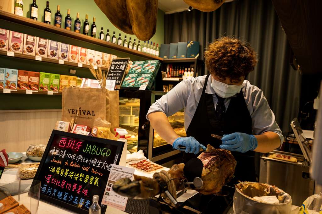 士东市场内有专卖欧美食材的商家，可轻松为餐食增添异国滋味。（摄影／陈冠凯）