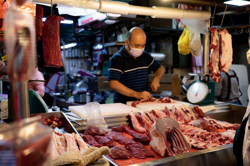 在北投市场可以找到贩售全羊的摊商，满足不同的料理需求。（摄影／陈冠凯）