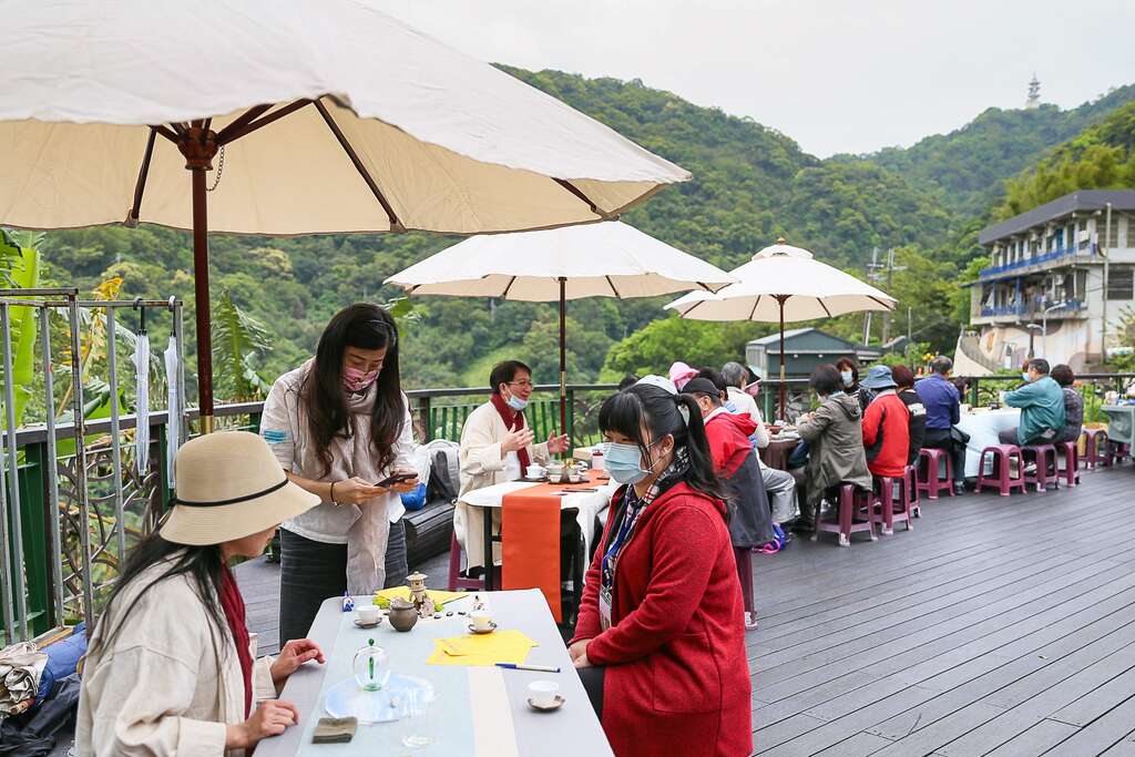 民眾於小天空步道享受戶外品茗的趣味