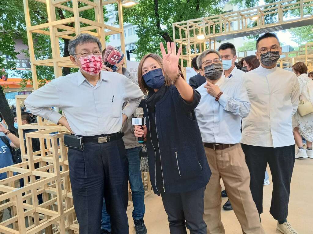 设计师正为柯市长解说