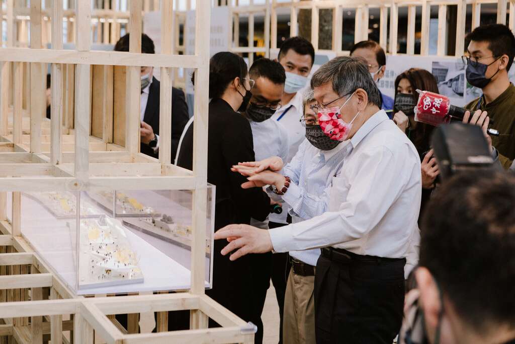 市长柯文哲观赏捷运线形公园成果设计展