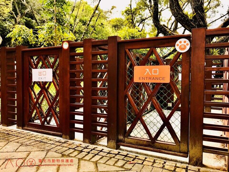 青峰狗活动区设有双道门出入口，提供毛孩安全游乐空间