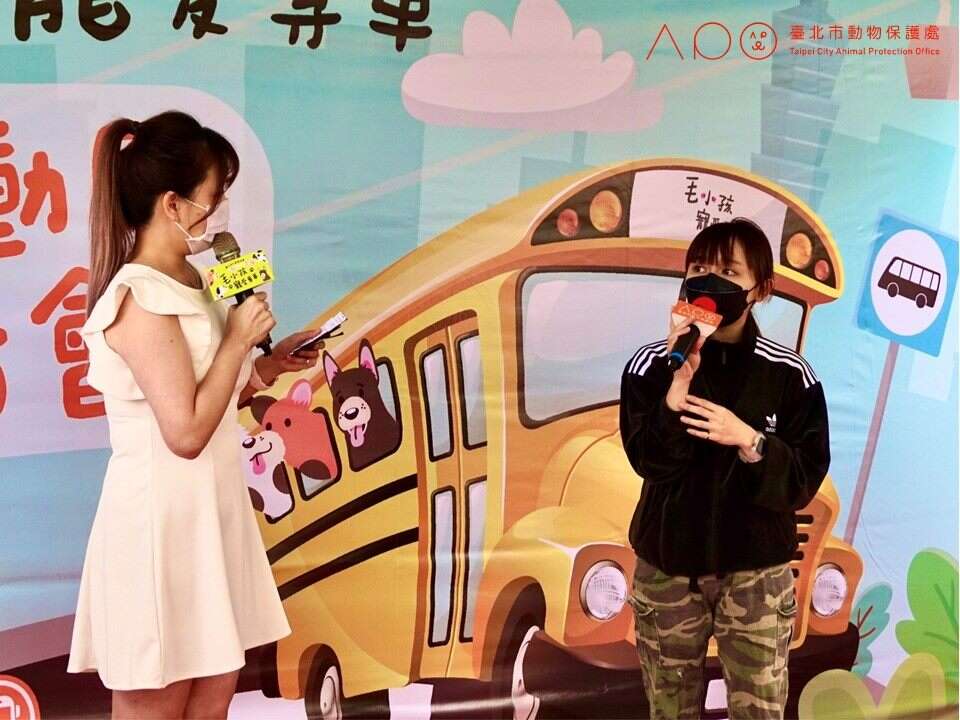 臺北市動物之家李薇訓練師於記者會講解認養動物前注意事項,以建立正確動物保護理念