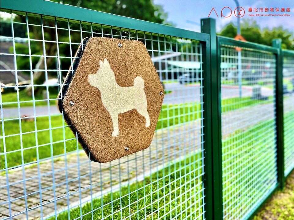 三脚渡狗狗活动区设有安全围篱，饲主与宠物可安心於园区内游憩