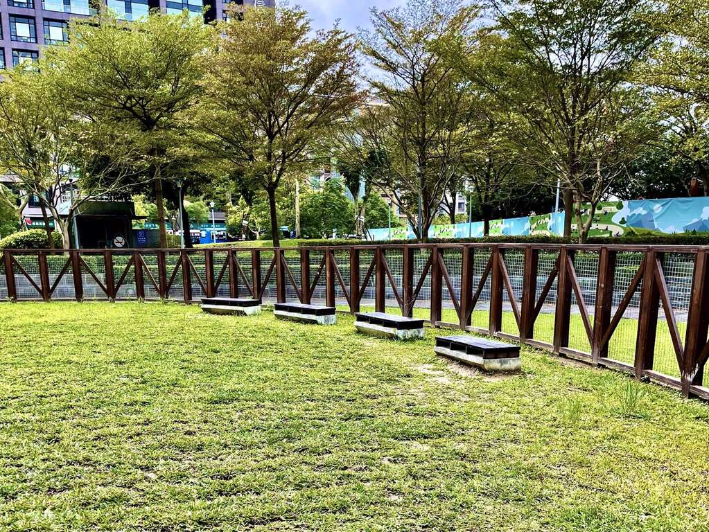 信义广场狗活动区位居台北101大楼及多家百货公司间,提供饲主携带犬只出游更多便利性
