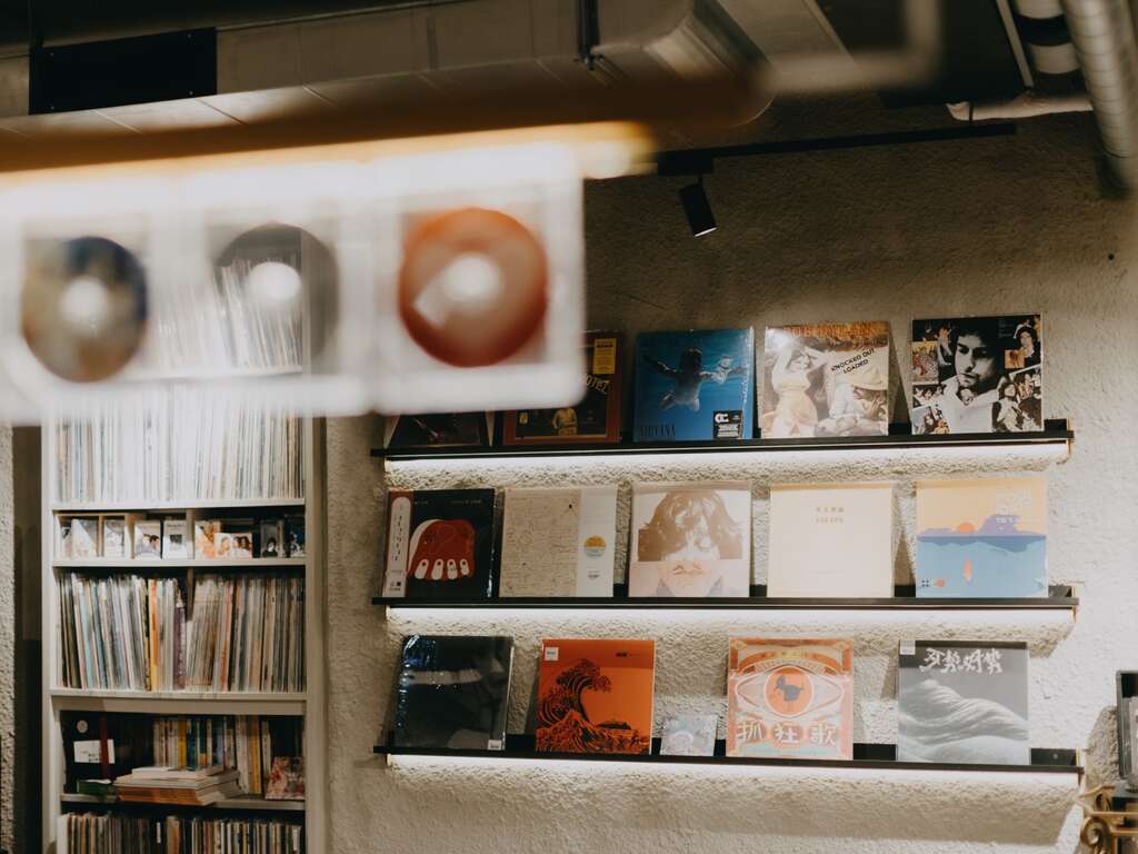 「声色SOUNDS GOOD」展出主理人收藏的黑胶唱片，让消费者在享用咖啡之余，也能从各式收藏感受音乐的魅力。（图／ 声色SOUNDS GOOD，许哲玮拍摄）