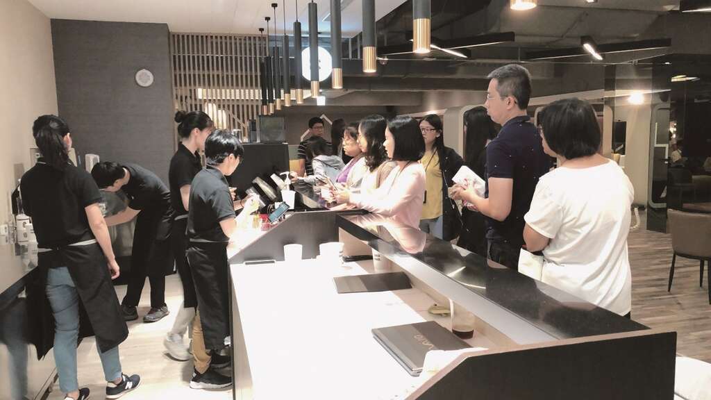 会员订阅制的咖啡业者抓准上班族客群，进驻办公大楼，提供新型态的咖啡消费模式。（图／ Knock Knock coffee）