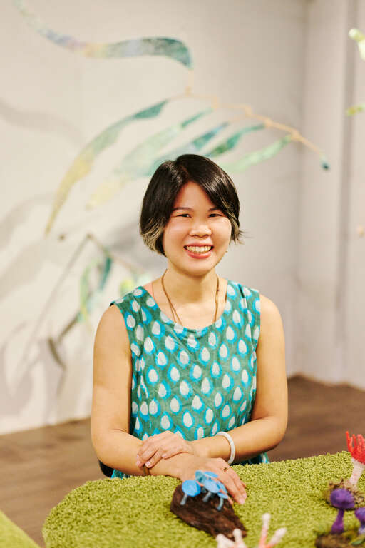 林资芬，「钩钩子GOGOZI CROCHET」品牌创始人，擅长於创作中使用废弃塑胶袋、旧衣废布等非传统素材，以开发众人对织品的想像力为使命。（摄影／张天骏）