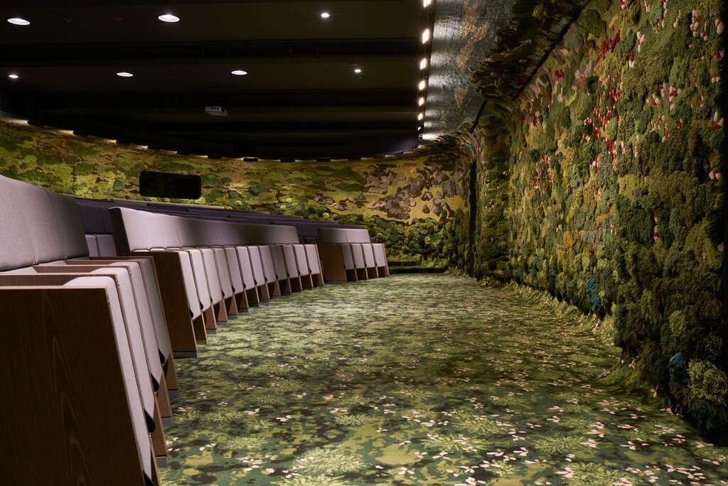 右：「忠泰讲厅JUT HALL」以阿根廷织品艺术家亚历山德拉・克哈约格作品布置。（图／忠泰集团）