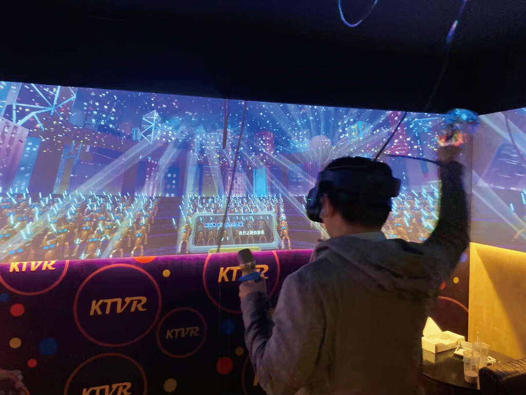 虚拟科技带来新的欢唱体验，当人们戴上VR 头显、按下手持装置，便可登上虚拟舞台。（摄影／林冠良）