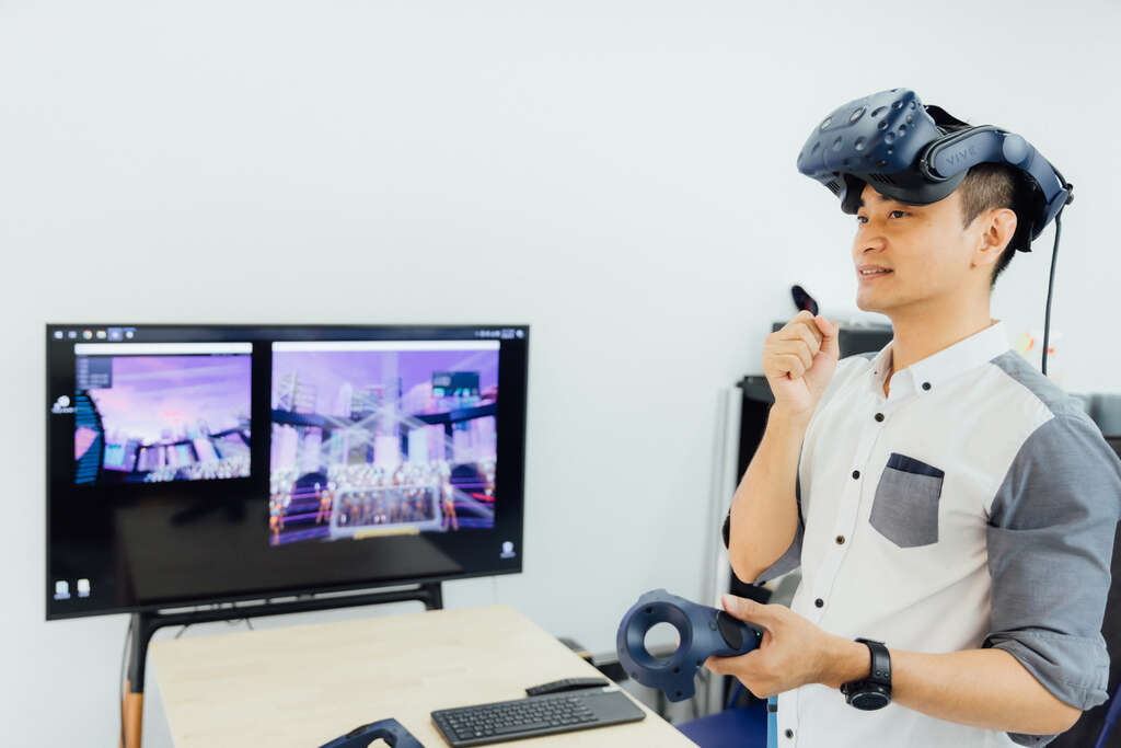 热爱唱歌的吴华伦透过虚拟实境等技术，让人们站在虚拟舞台上开唱，享受全新的音乐体验。（摄影／林冠良）