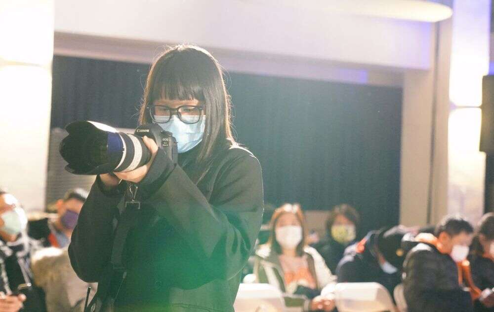 展览以摄影作品为主轴，捕捉了青春学子专注自信的神情。