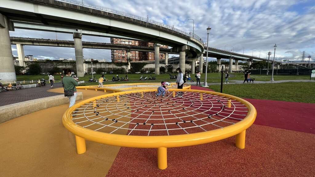 双园河滨公园儿童游戏场开放