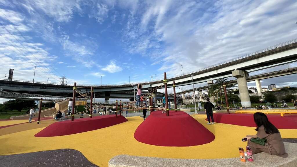 双园河滨公园儿童游戏场融入在地雁鸭元素与生态结合