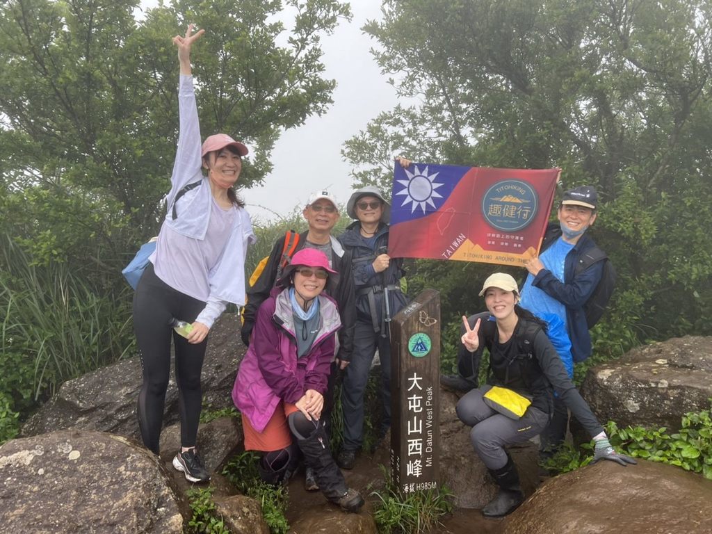 登山團挑戰12公里的臺北大縱走第二段，飽覽大屯山系明媚風光