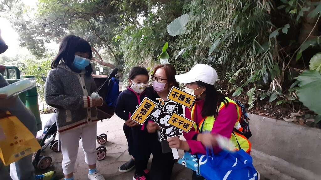 宣导团队向前来天母公园的亲子宣导遇猕猴的三不原则