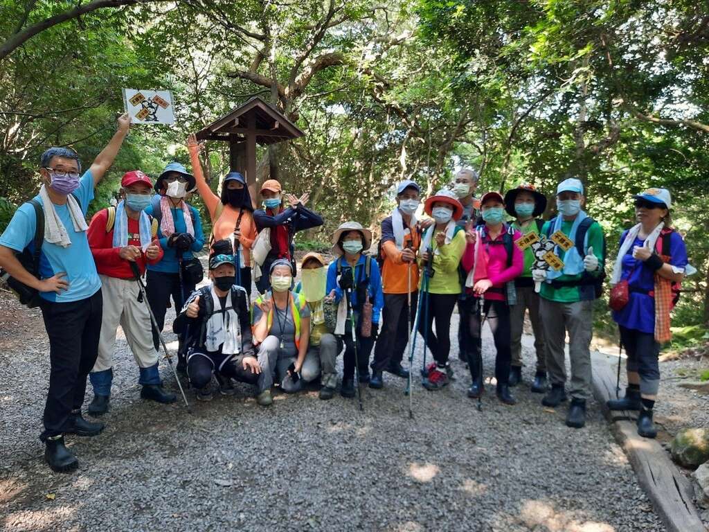 宣导团队与民众在天母古道翠峰亭合影