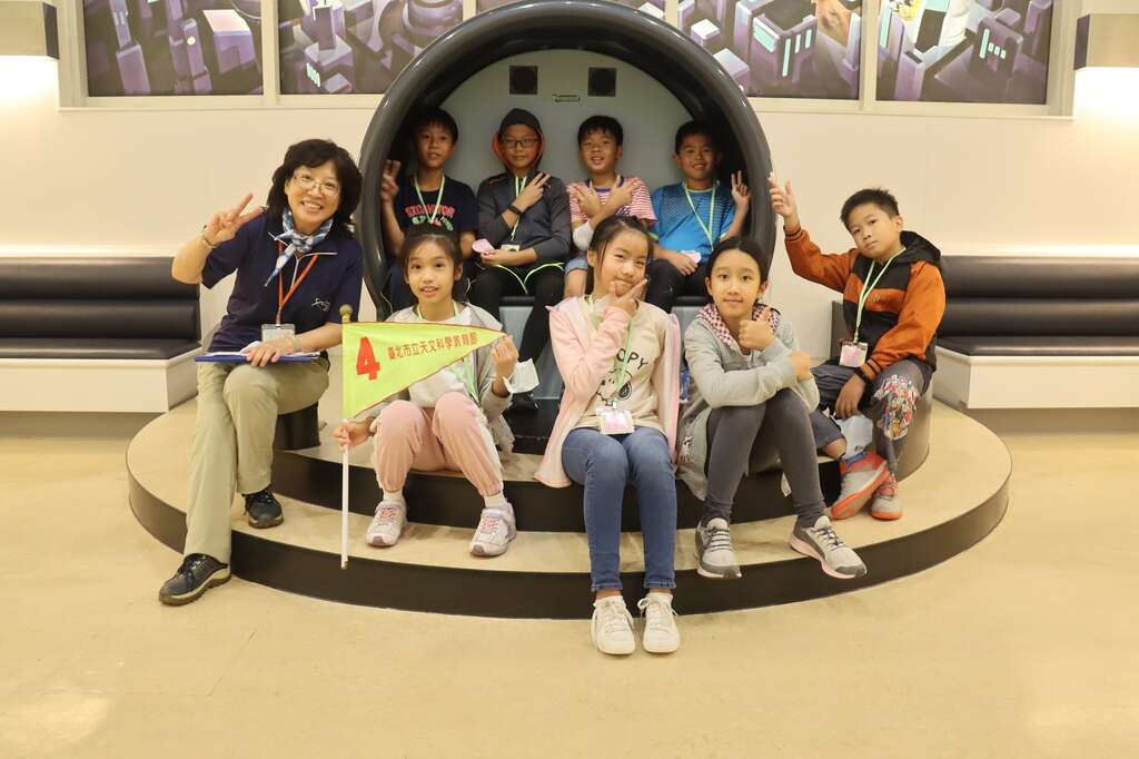 搭乘宇宙探險車
