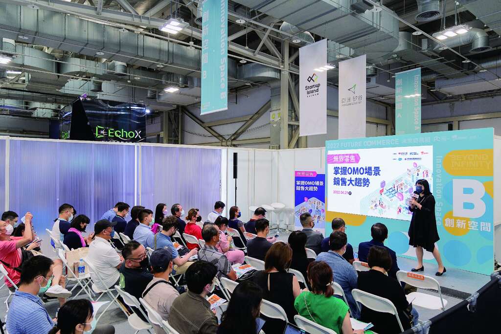 人们可藉由参与各式演讲、工作坊等，拓展视野、吸收新知。（图／经理人月刊）