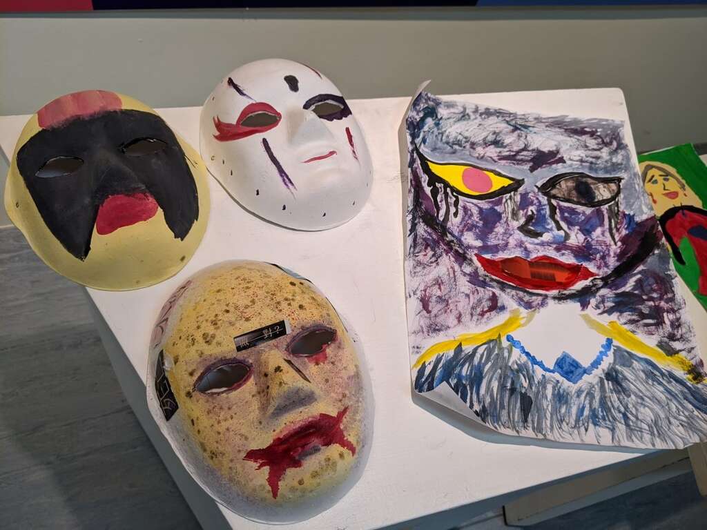 TMS开设多样课程供学生选修。本次展览展出影像实作、编剧、文学、街拍、木工等课程之学习成果。