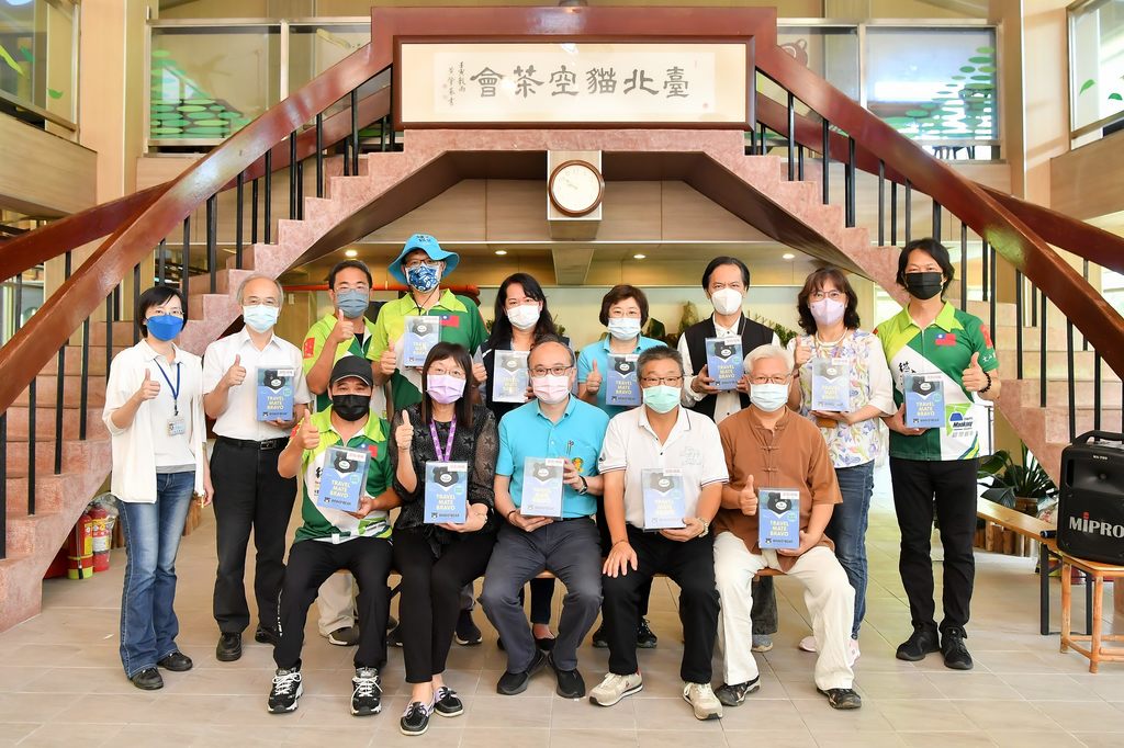 图1-北市观传局李丽珠副局长、产业局与在地里长偕同猫空商圈代表及相关团体，举行「台北猫空茶会」挂匾仪式。